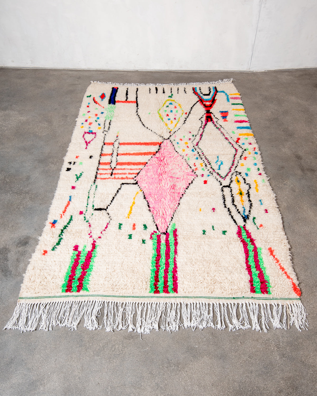 Modern designer handcrafted Berber rug from Morocco. Azilal rug with beautiful colors and patterns. Made of sheep’s wool and colourful cotton.